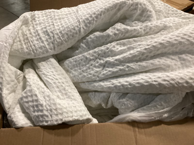 Condition photo showing Good Condition for PHF Ultra Soft Waffle Weave Comforter Set Queen Size, 3 Pieces Lightweight Breathable Comfy Bedding Set, Comfy Textured 1 Comforter with 2 Pillow Shams, White Queen White