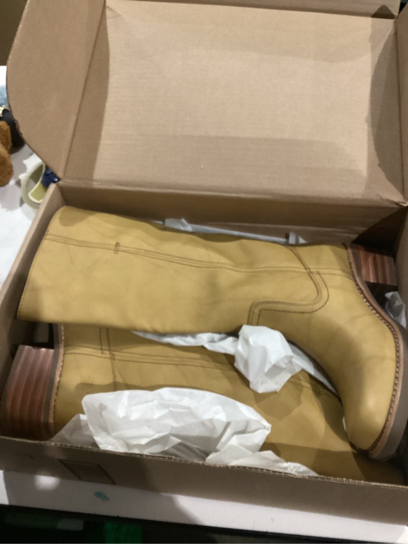 Condition photo showing Good Condition for FRYE AND CO. Miranda 14 7 Banana