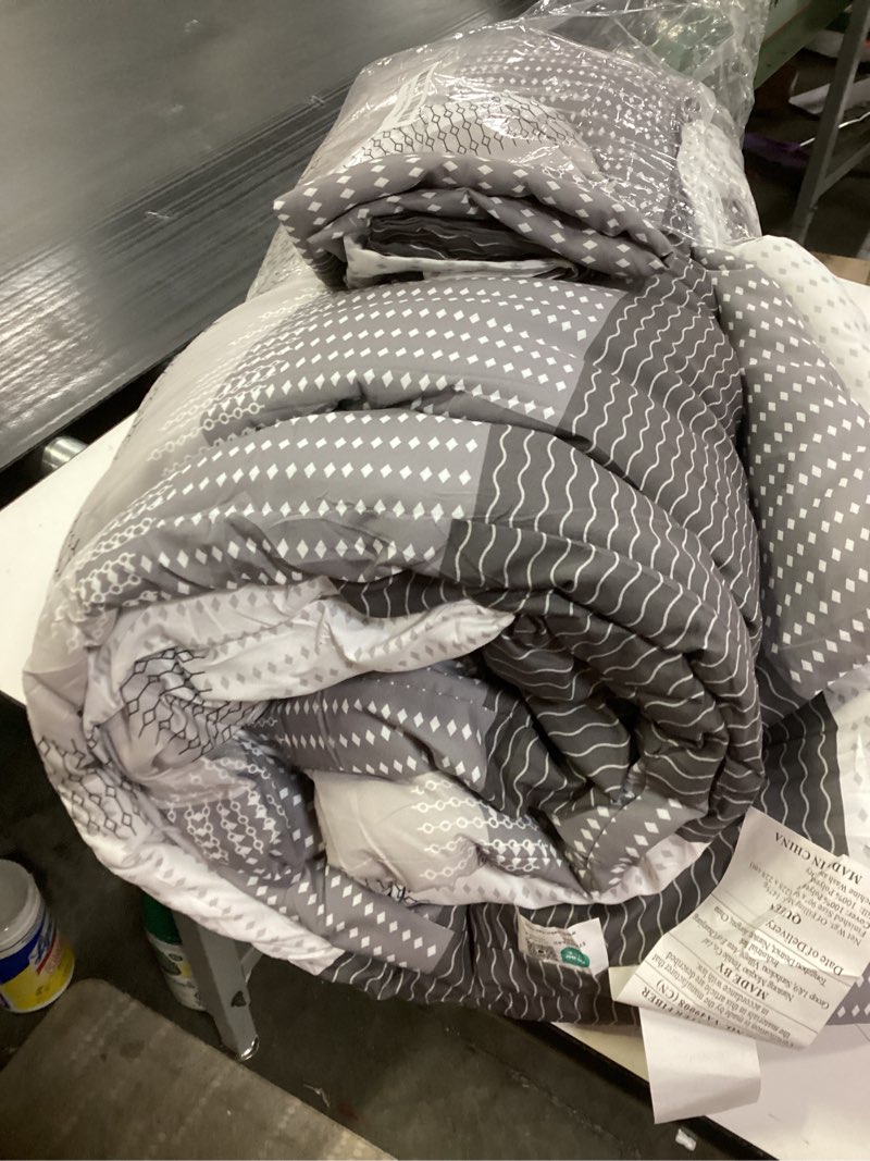 Condition photo showing Good Condition for Litanika Queen Comforter Set Dark Grey - 3 Pieces Lightweight Fluffy Bedding Comforter Sets, All Season Down Alternative Comforter (1 Comforter, 2 Pillowcases)