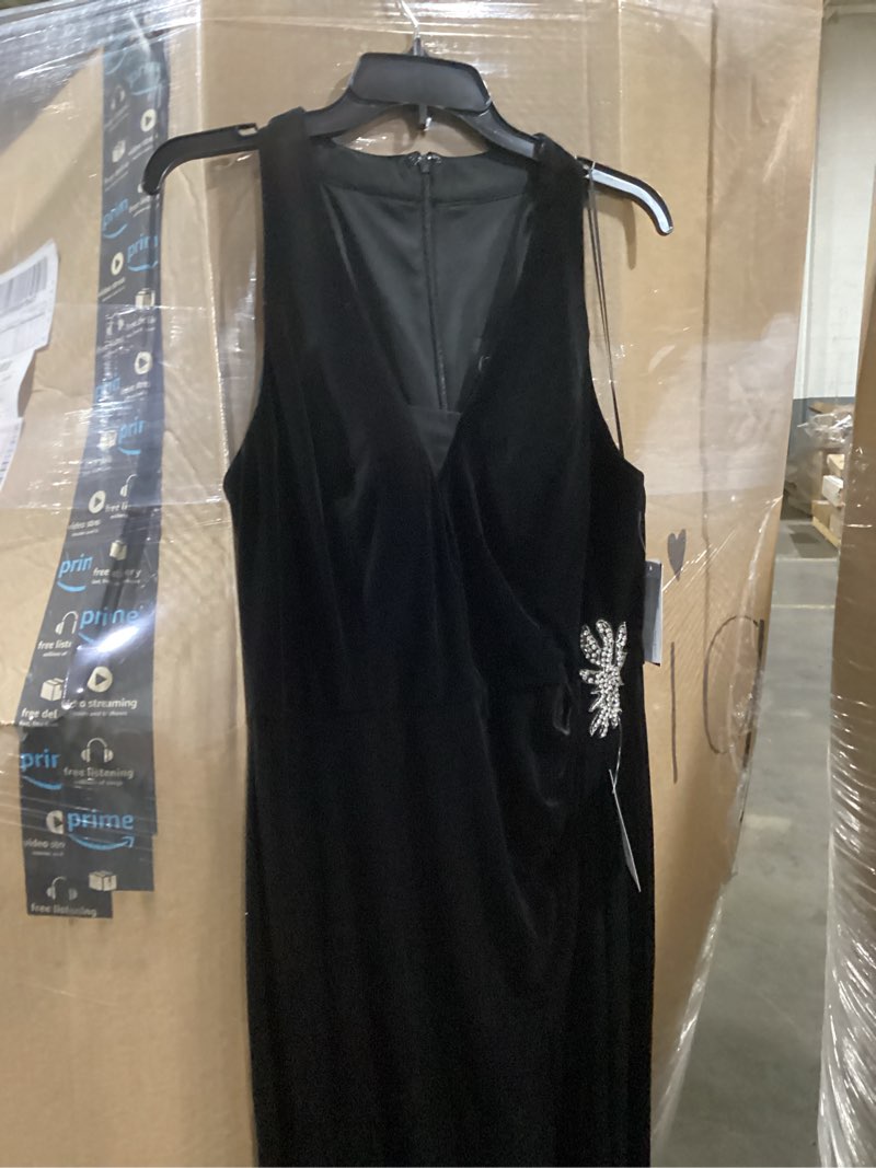 Alex Evenings Women's Long Velvet Halter Neck Mother of The Bride Gown with Beaded Hip and Front Sli