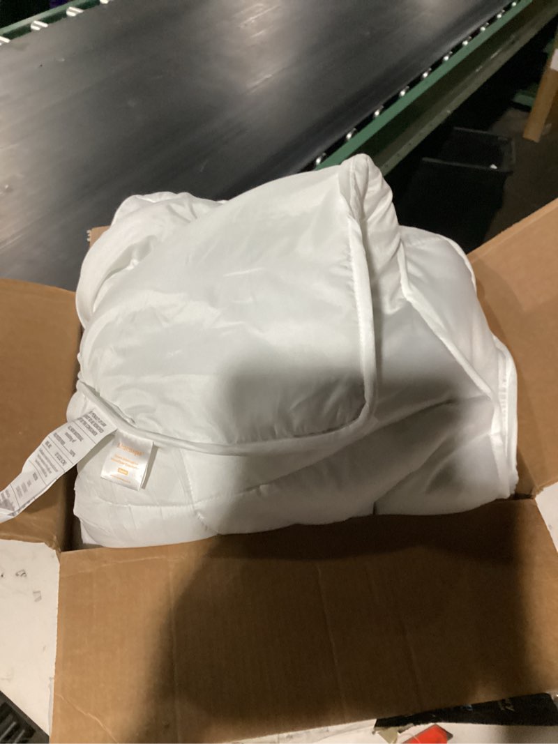 Condition photo showing Good Condition for linenspa white down alternative comforter and duvet insert - all-season comforter with box stitch and 8 duvet loops - bedding for kids, teens, and adults - queen