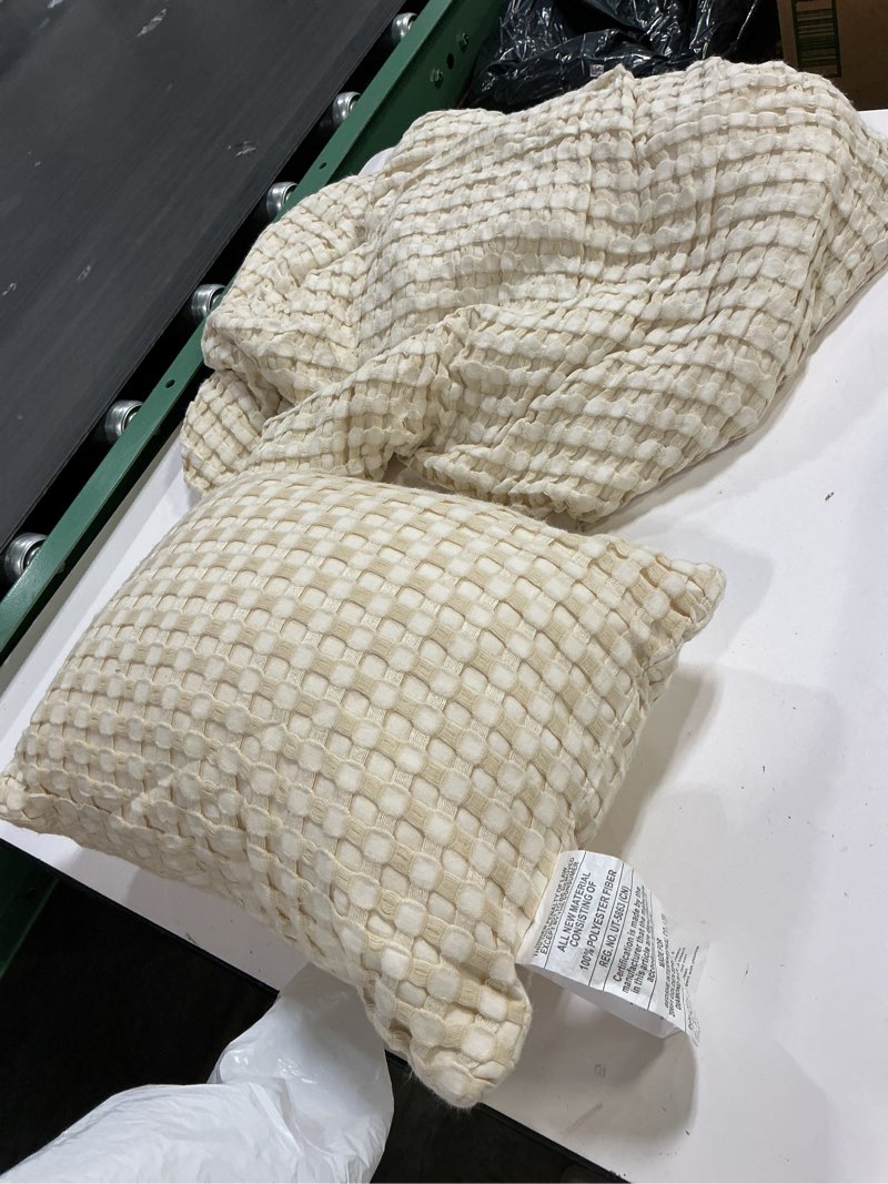 Condition photo showing Good Condition for (Similar )Comfort Spaces Ruched Faux Fur Plush 3 Piece Throw Blanket Set Ultra Soft Fluffy with 2 Square Pillow Covers, 50\"x60\", Ivory