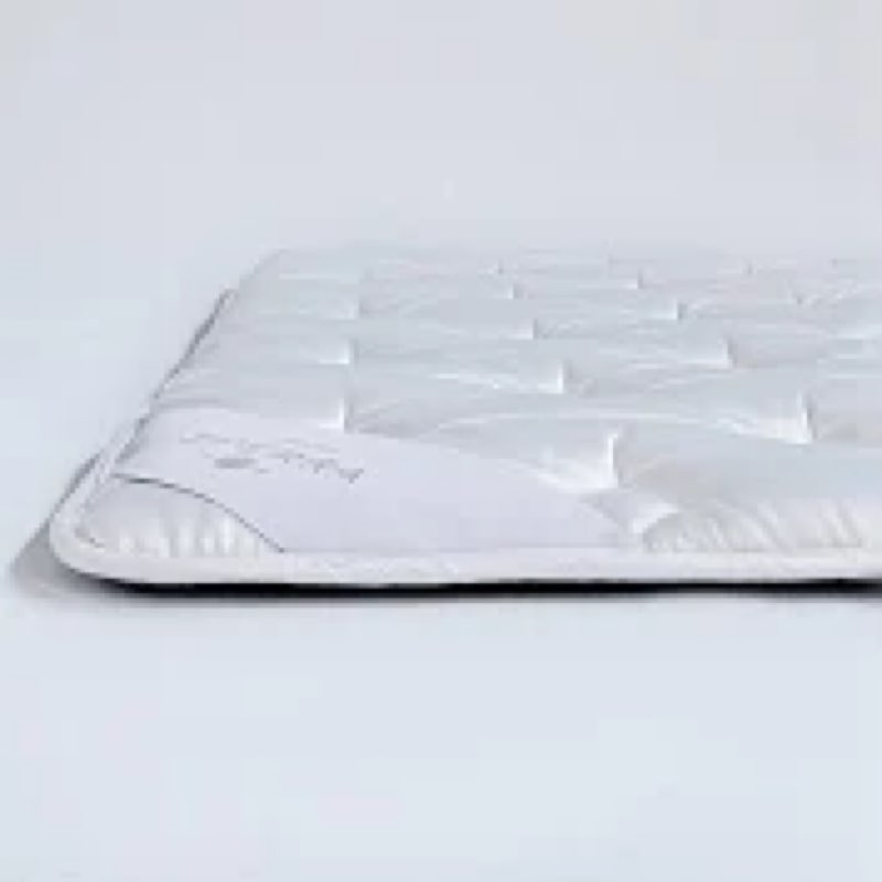 White matress topper