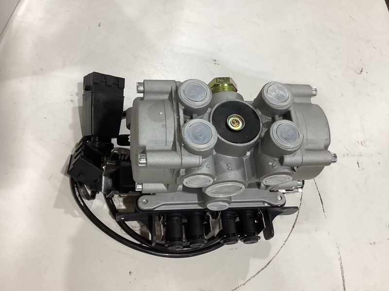 Condition photo showing New/Like New for nakkaa 4005001030 abs ecu/valve assy tcs 2 trailer with harness 4s/3m imperial thread compatible with tdas4005001030 s4005001037 8235-s4005001030 s4005001030