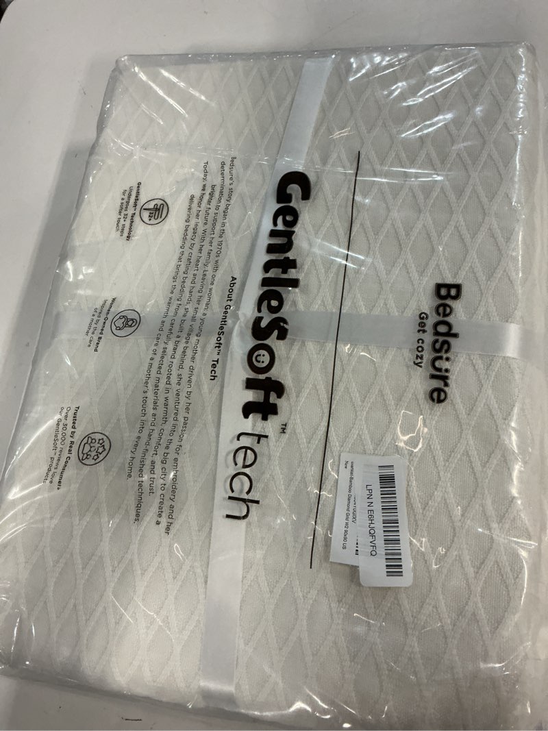 Condition photo showing New/Like New for bedsure cooling blanket of rayon derived from bamboo - lightweight breathable cotton summer blankets queen size for hot sleepers, luxury throws for bed, couch and sofa, white, 90x90 inches queen (90" x 90") white