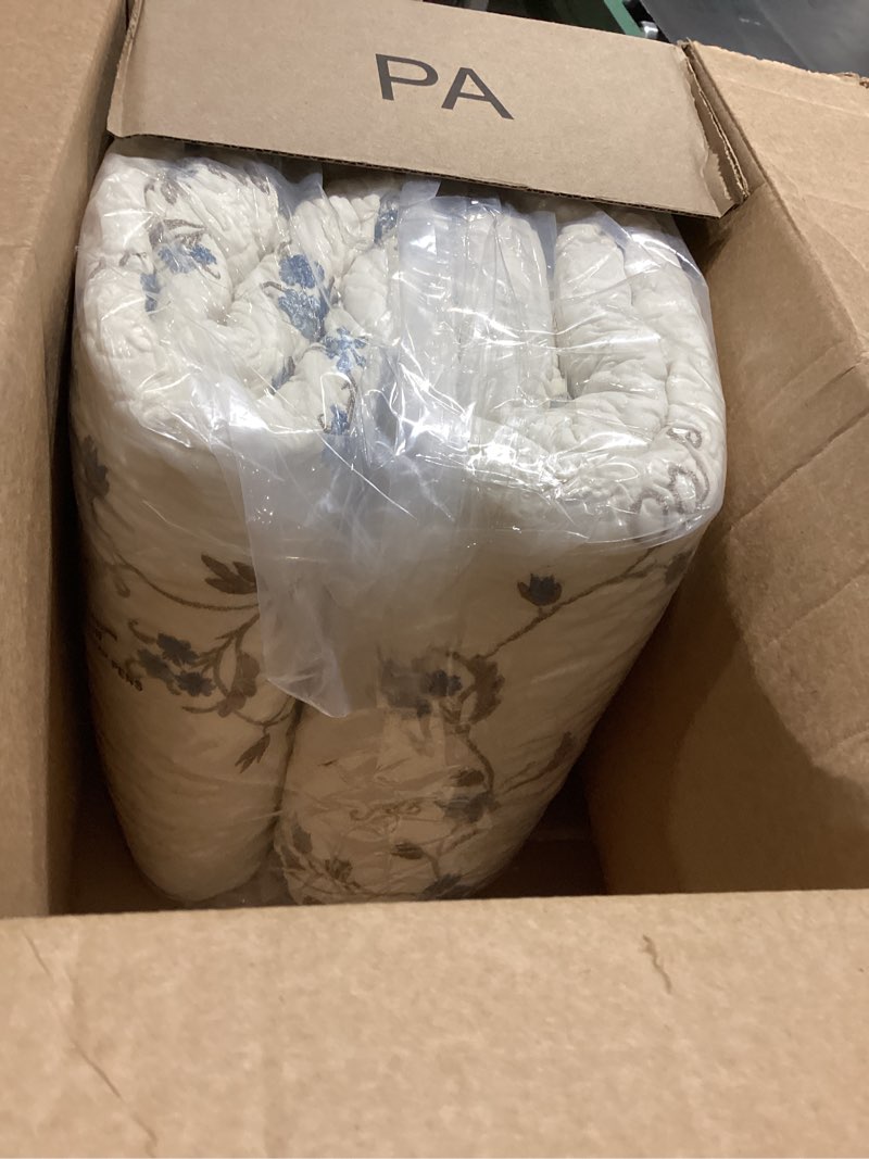 Condition photo showing Good Condition for vctops 3-piece elegant floral embroidered bedspread coverlet set oversize queen 100% cotton reversible patchwork 1 quilt and 2 pillow shams (flower b,oversize queen) oversize queen flower b