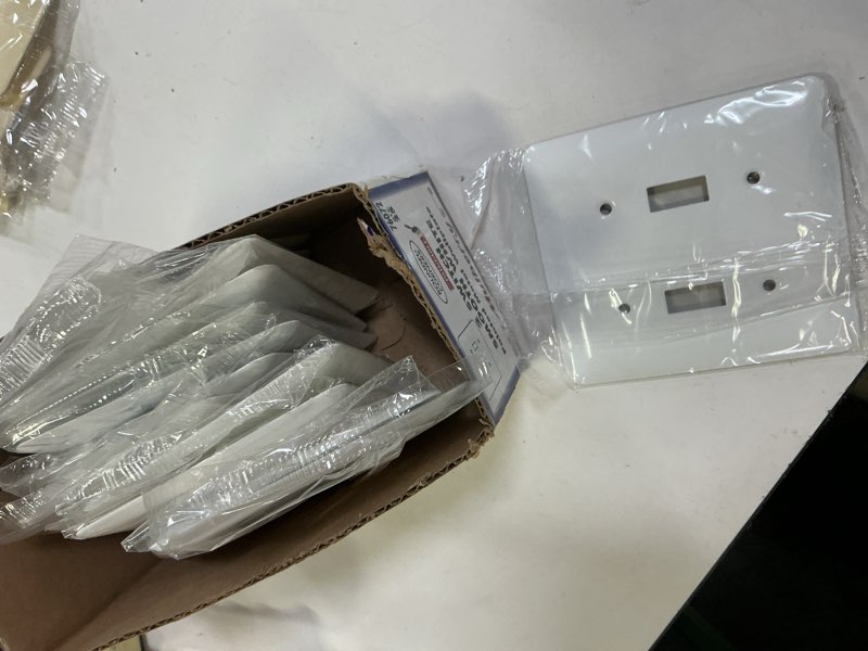 Condition photo showing Good Condition for white 2-gang toggle wall plate (21)