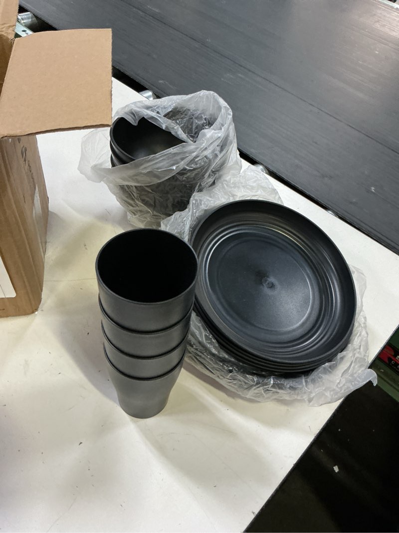 Condition photo showing Good Condition for wheat straw plates and bowls sets of 16