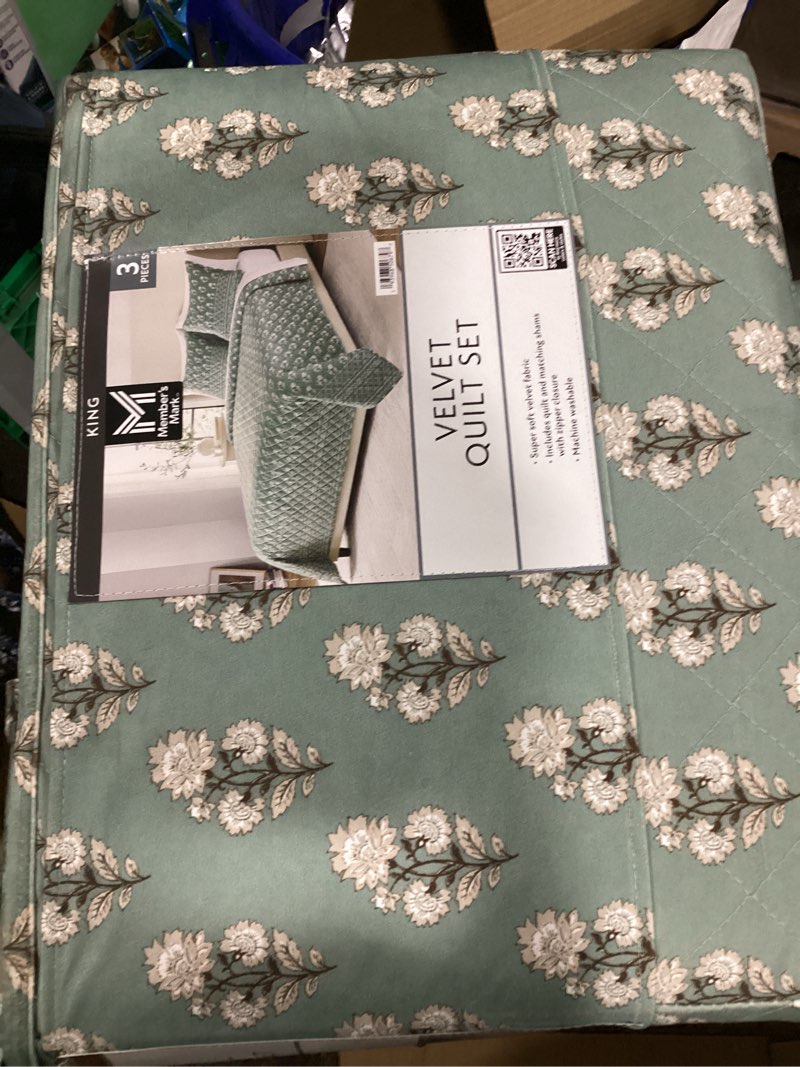 Condition photo showing New/Like New for king size member's mark 3-piece printed velvet quilt sets
