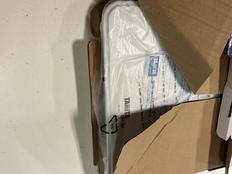 Condition photo showing Good Condition for tanita hd-662 digital weight scale (white) - japan technology bathroom scale with 330 lb weight capacity - 2" blue backlit large lcd display - accurate, durable, step-on operation