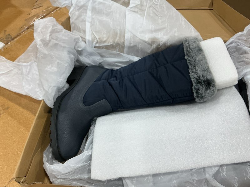 Condition photo showing New/Like New for trotters women's benji 3.0 fashion boot, navy, 7.5