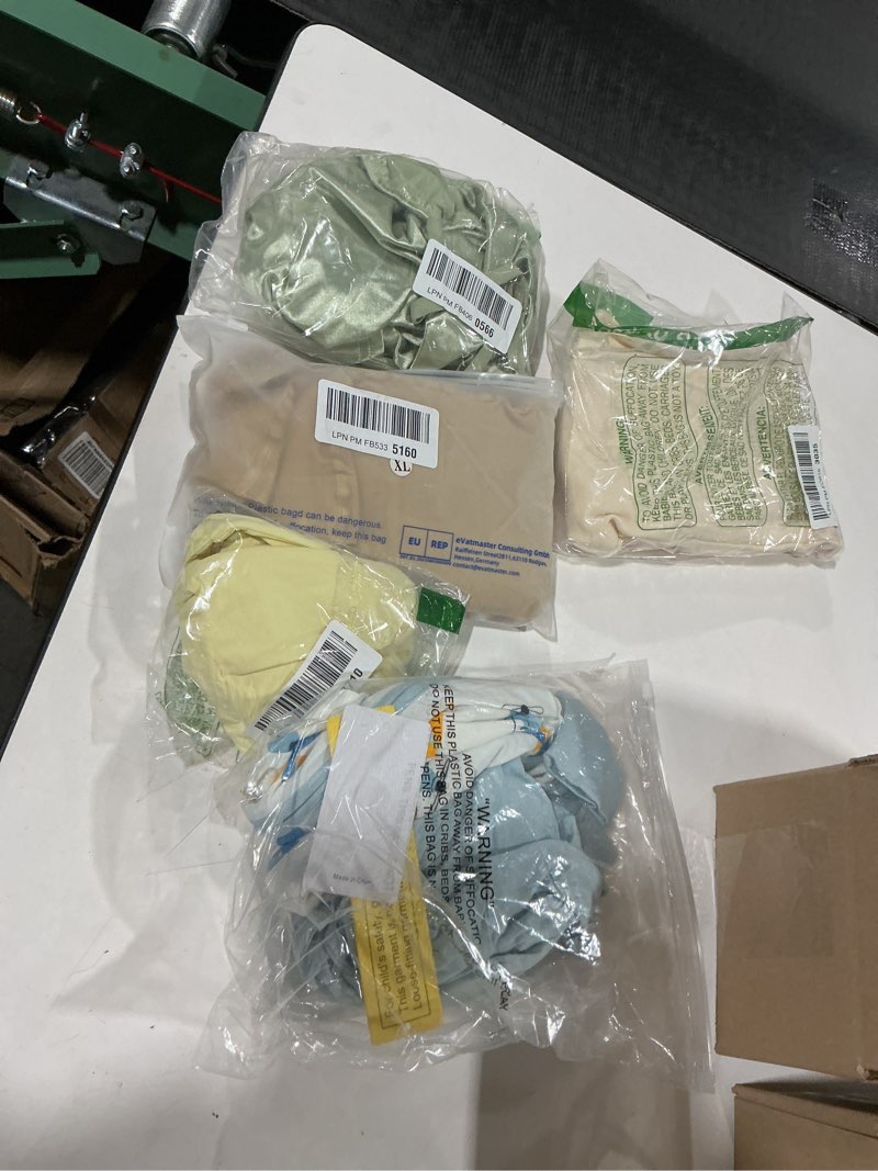 BIDDING ON 5 assorted clothing 