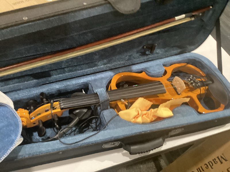 Condition photo showing Good Condition for cecilio solid wood electric/silent violin with ebony fittings - 4/4 wooden y 4/4-size
