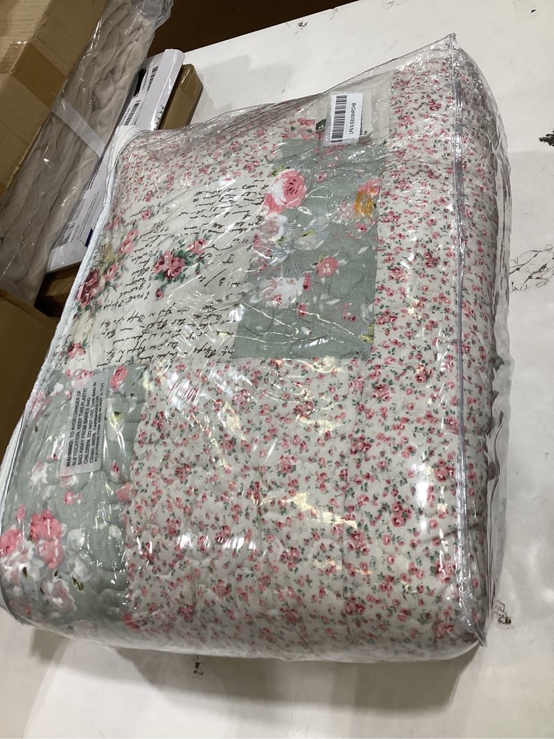 Condition photo showing New/Like New for brilliant sunshine rose and sage quilt set, 3-piece bedding sets, traditional patchwork design, washable and reversible bedspread, soft lightweight coverlet, all-season, full/queen, light pink green pink quilt set queen