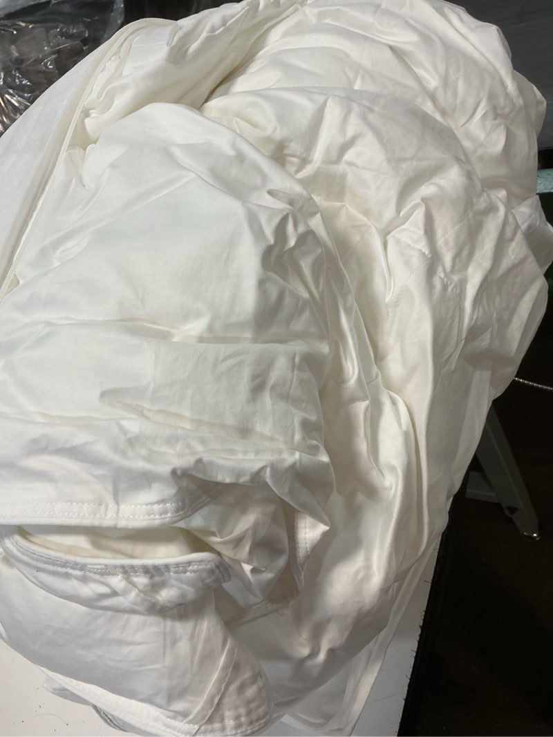 Condition photo showing Good Condition for quince lightweight premium down alternative comforter, full/queen, white