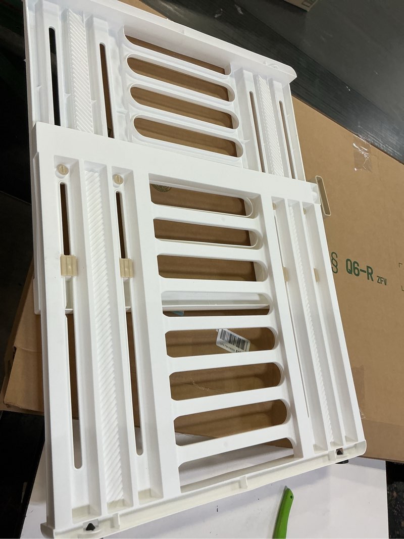 Condition photo showing Good Condition for IRIS USA 24"-39" Dog Gate, Adjustable Indoor Pet Barrier, Pet Gate for Puppy, Small Dog, Cat, Easy Twist-to-Lock for Doorways & Stairs, Portable, Expandable, 25" Tall, White White 1 Pack