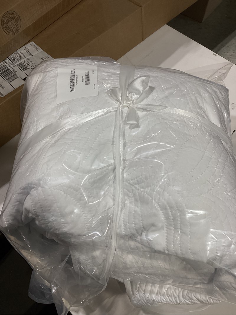 Condition photo showing Good Condition for quilt set 3 piece white king cal king size new pattern bedspread - soft microfiber lightweight coverlet for all season (118"x106" includes 1 quilt, 2 shams) white king/cal king(118"x106")