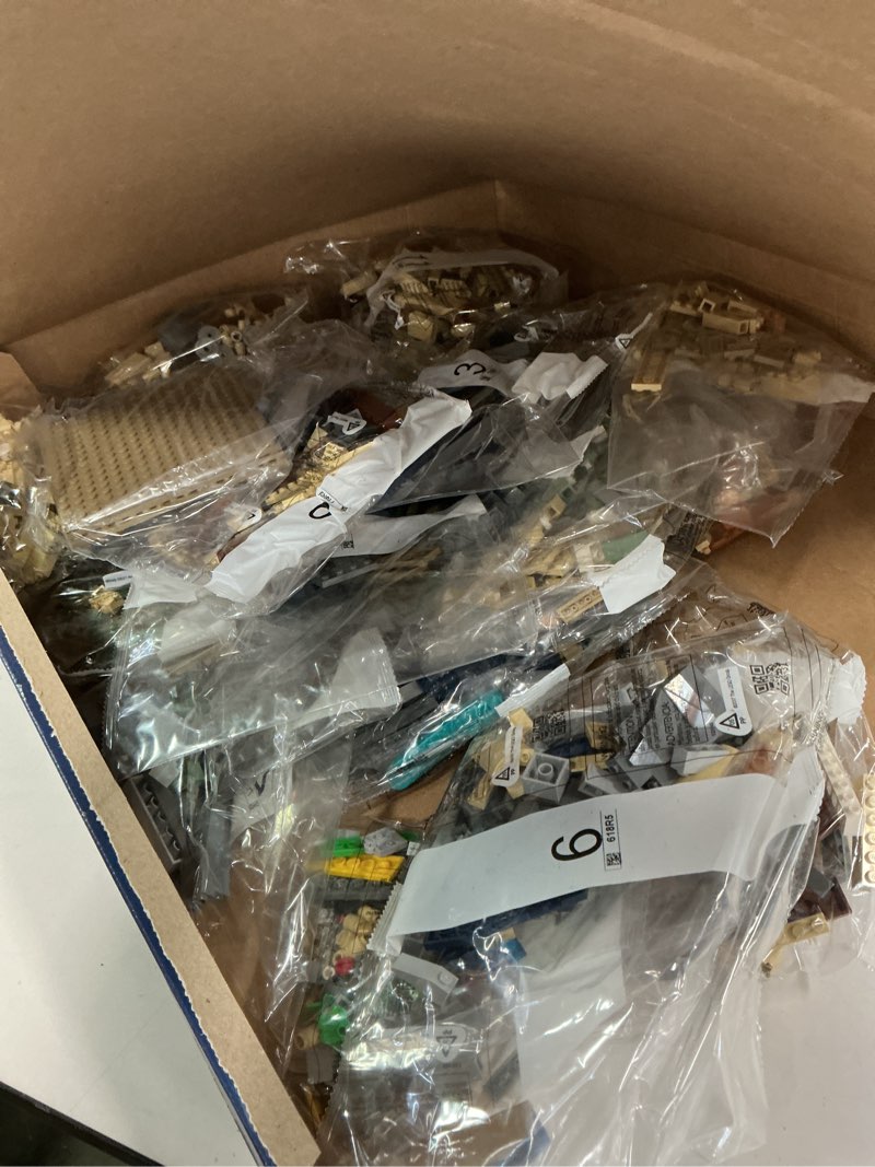 Condition photo showing Good Condition for LEGO Harry Potter Hogwarts Castle: The Great Hall, Castle Toy Playset with 11 Minifigures, Harry Potter Collectible, Magical Gift for Boys, Girls or Any Fan, Harry Potter Toy for 10 Year Olds, 76435