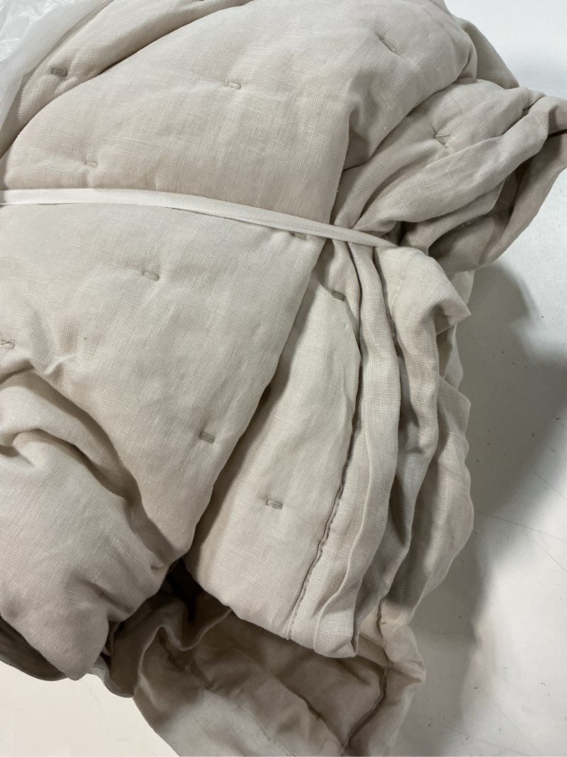 Condition photo showing Good Condition for european linen dream quilt, full/queen, sand