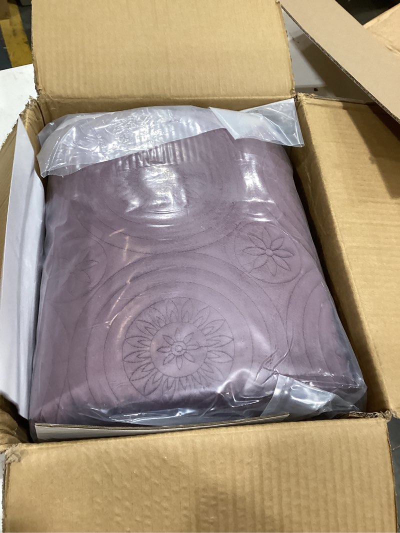 Condition photo showing Good Condition for tribeca living oversized velvet quilt set queen - buttery soft 260gsm velvet bedding for luxurious comfort - double-sided capri medallion quilted design in rich plum queen plum