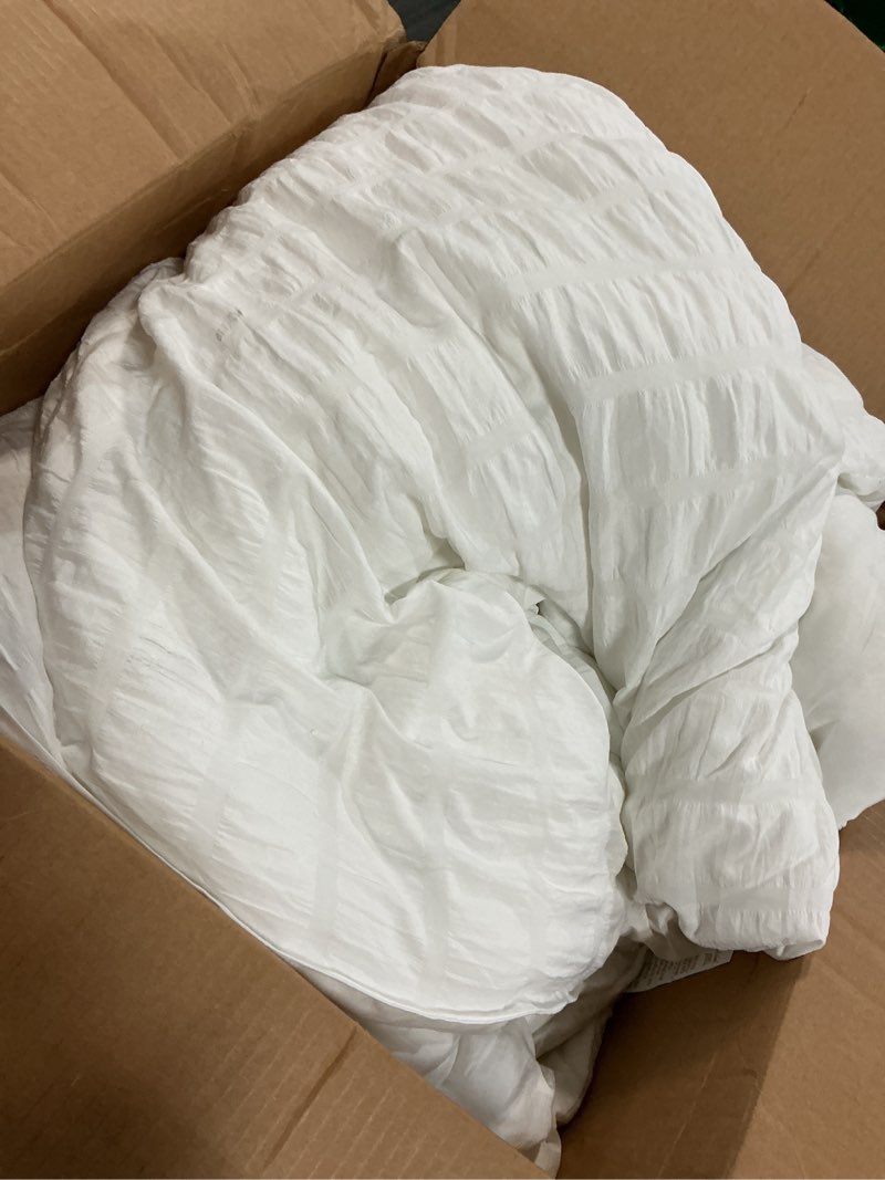 Condition photo showing As Is for avelom white duvet cover king (104 x 90 inches), 3 pieces (1 duvet cover + 2 pillow cases), seersucker textured ultra soft washed microfiber, textured duvet cover with zipper closure, corner ties white king(104''x90'')