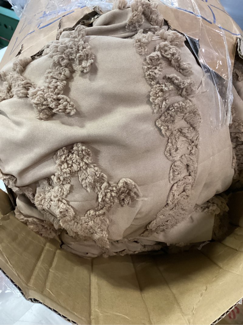 Condition photo showing Good Condition for bedsure tufted boho comforter set california king size - light brown boho bed set, gentlesoft™ 3 pieces farmhouse shabby chic embroidery bedding, gifts for woman, jacquard comforter for all seasons california king 10 - light brown - elegant