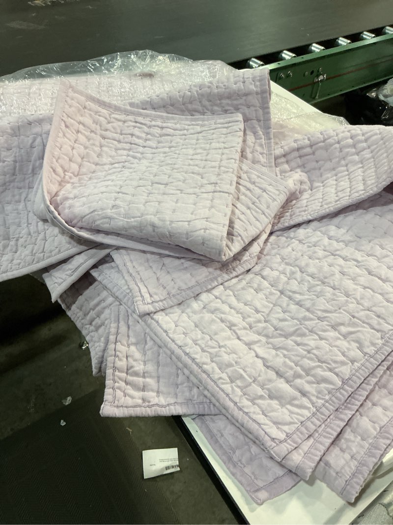 Condition photo showing Good Condition for quince european linen cotton stitch quilt size full/queen color: orchid