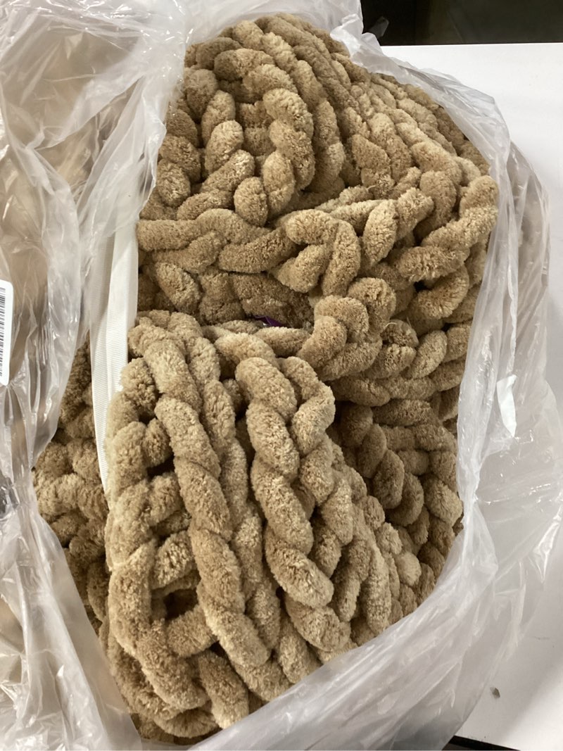 https://lotting-media.assets.bidfta.com/lotting_ddc55eb6-1183-408f-be3a-f60a416a2b9c