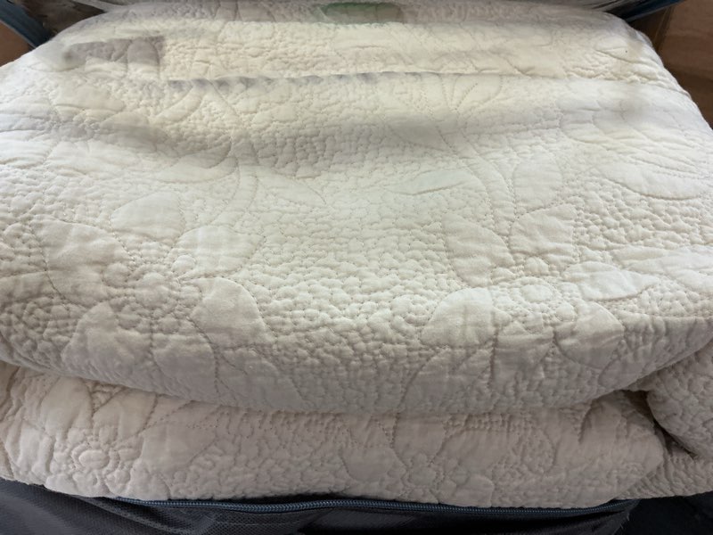 Condition photo showing Good Condition for brandream beige quilts queen king size cotton farmhouse matelasse coverlet scalloped edge bedspreads luxury quilt bedding set 3-piece 98x106