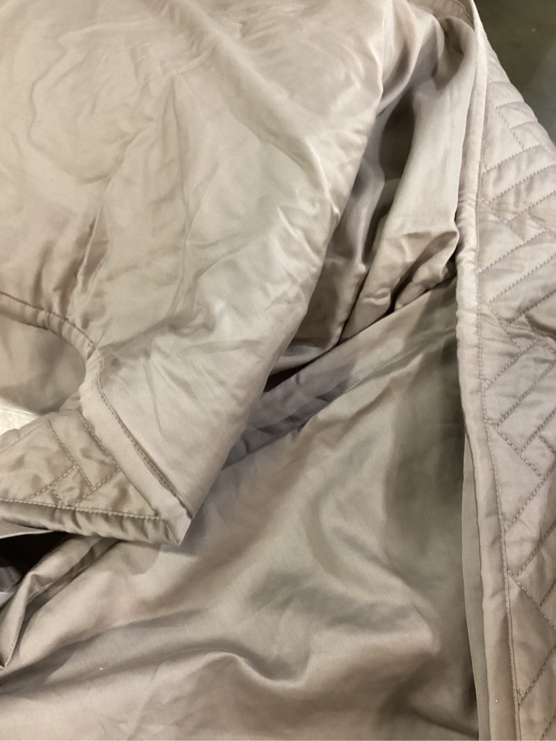 Condition photo showing Good Condition for king quilt sham set
