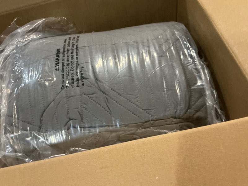 Condition photo showing Good Condition for Exclusivo Mezcla California King Quilt Bedding Set, Lightweight Grey Oversized King Bedspreads Soft Modern Geometric Coverlet Set for All Seasons (1 Quilt and 2 Pillow Shams) Grey Cal King (112''X104'')