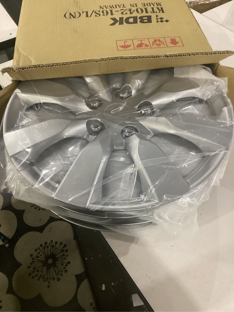 Condition photo showing Good Condition for kt-1042-16: hub cap/silver 16"