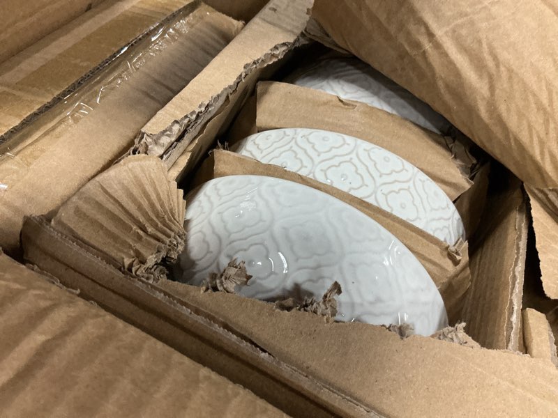 Condition photo showing Good Condition for elama white lilly 16 piece stoneware dinnerware set