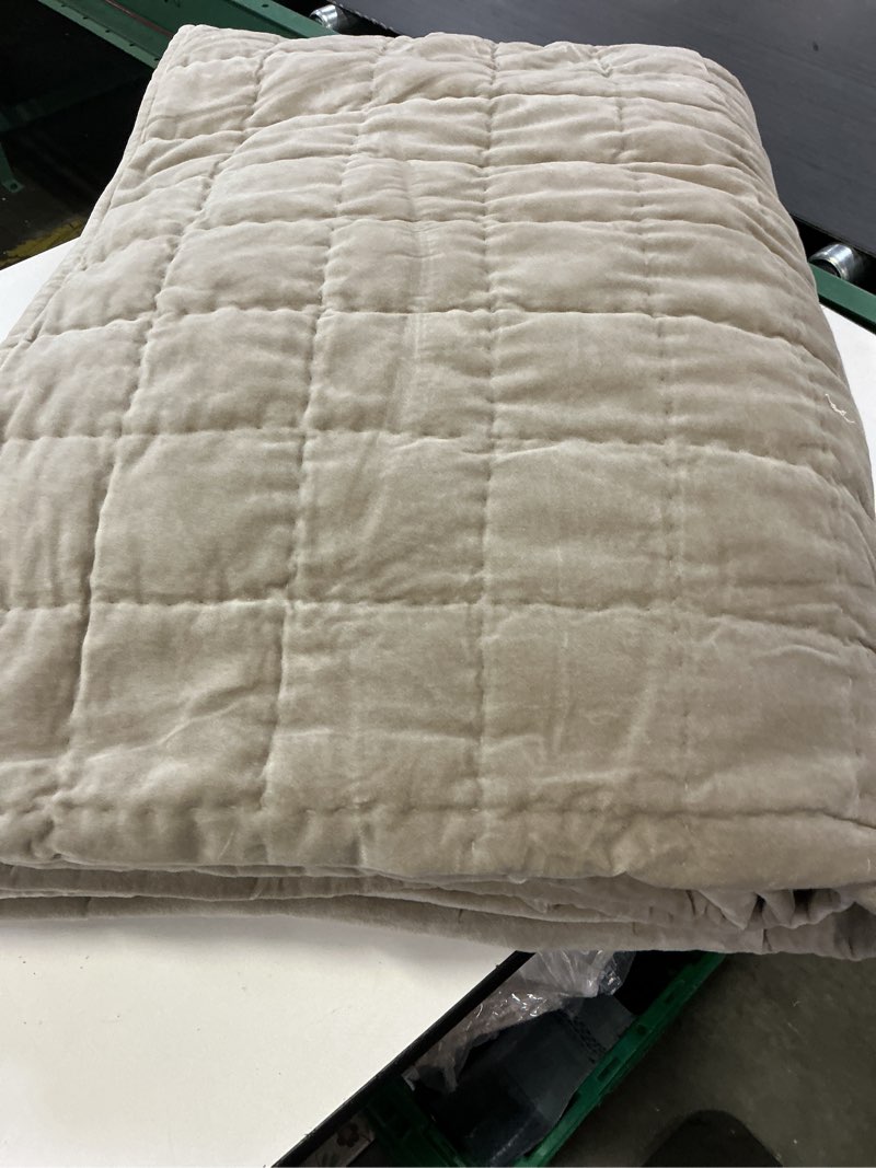 Condition photo showing Good Condition for european linen box quilt set size 88 in x 92 in twin  full/queen  