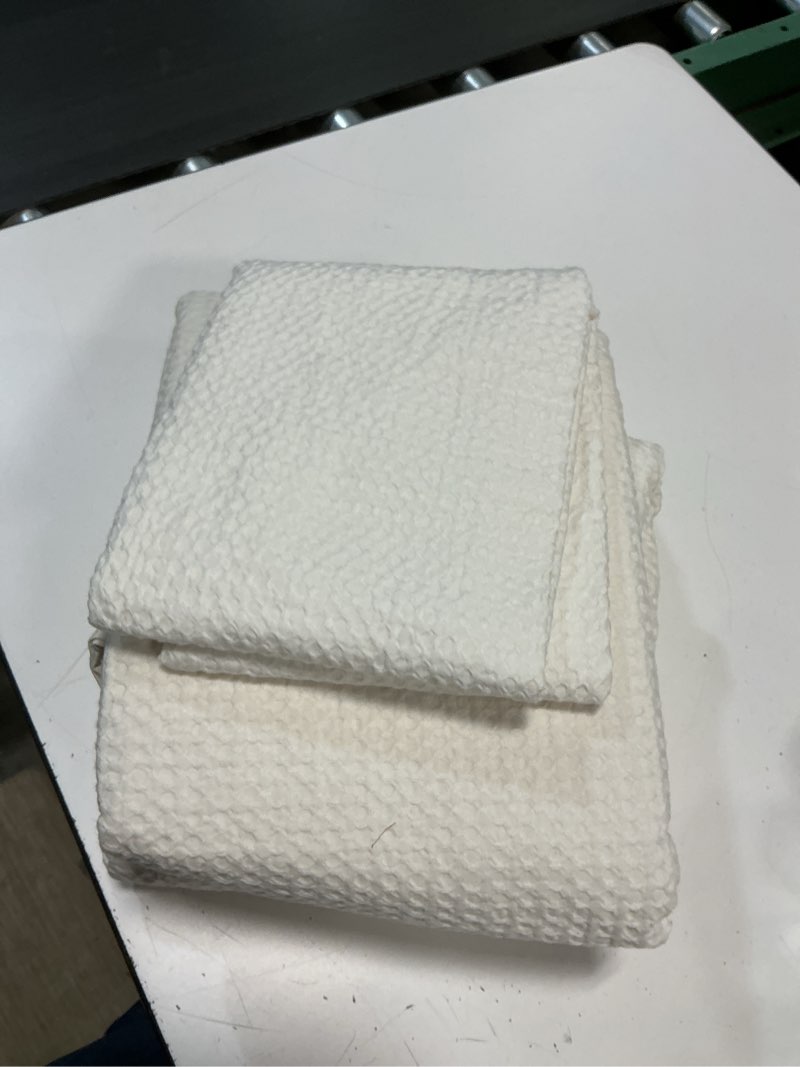 Condition photo showing Good Condition for quince organic luxe honeycomb duvet cover set  3 pieces ,seze queen color: undyed