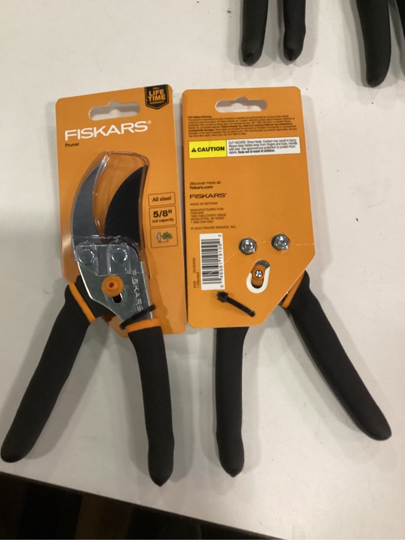 Condition photo showing New/Like New for set of 2 fiskars steel bypass hand pruner with standard handle