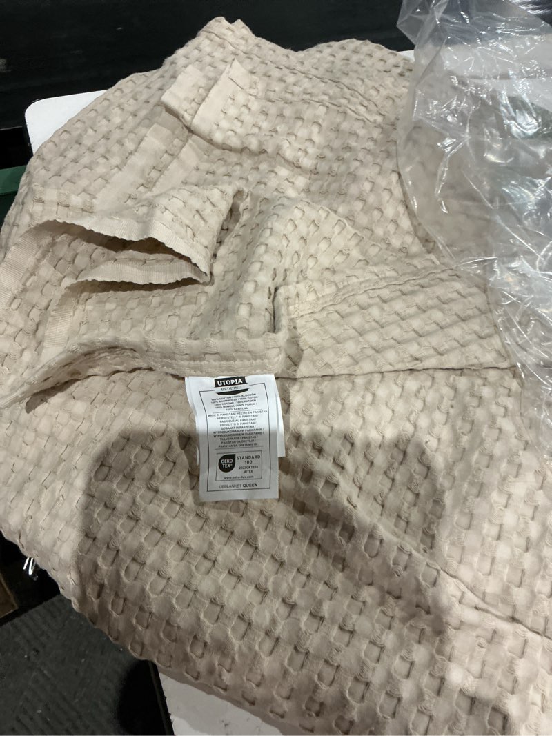 Condition photo showing As Is for  ubblanket queen