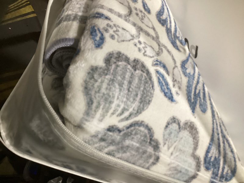 Condition photo showing Good Condition for siiloom 8x10 modern area rug for bedroom, grey blue large super soft washable rugs with non-slip, non-shedding carpet for living room, indoor door mat for office home décor grey/blue(modern) 8' x 10' (rectangular)