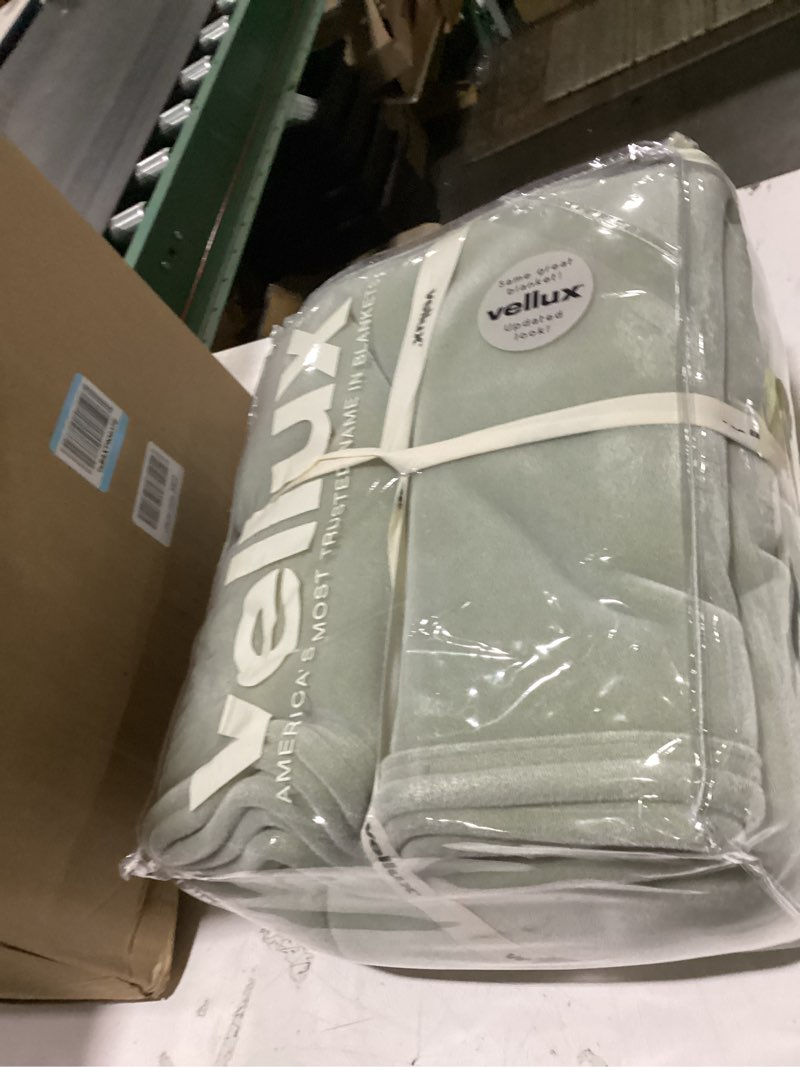 Condition photo showing New/Like New for vellux original queen blanket - soft nylon insulated blanket for bed couch - lightweight machine washable all season - pet friendly durable wont pill or lint - 90x90 – sage green green full queen