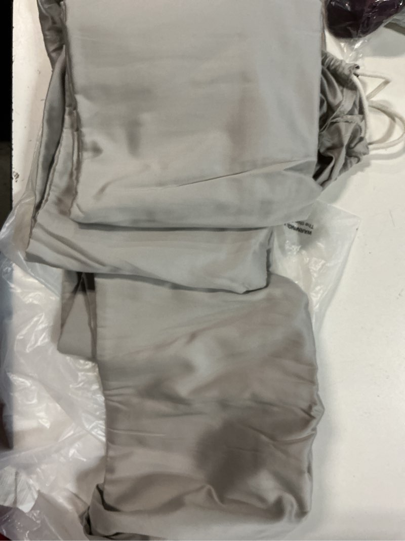Condition photo showing New/Like New for quince mulberry silk flat sheet light grey full queen