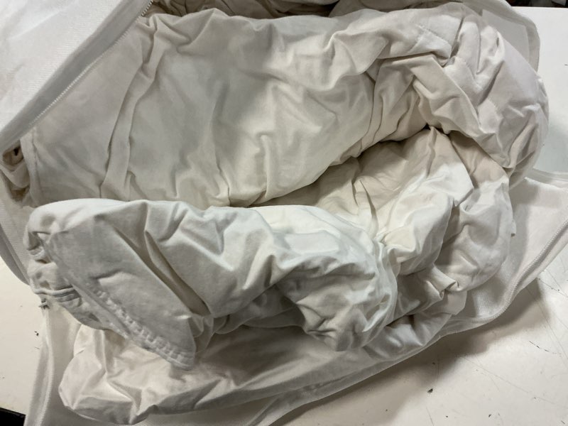 Condition photo showing Good Condition for quince premium down comforter, king/cal king, down