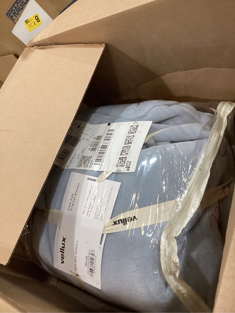 Condition photo showing Good Condition for WestPoint Home Vellux Nylon Blanket Color: Wedgewood Blue, Size: King Blue King