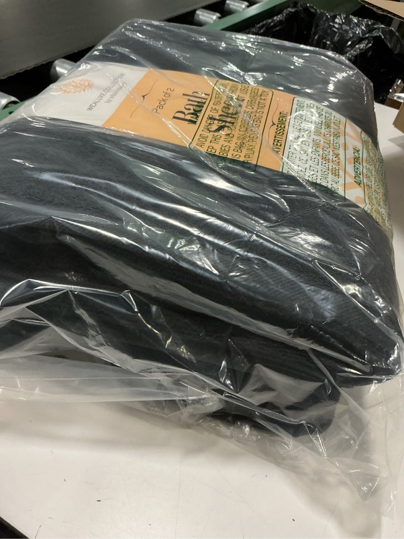 Condition photo showing Good Condition for Similar GLAMBURG 100% Cotton 2 Pack Oversized Bath Towel Set 28x55 Inches, Ultra Soft Highly Absorbant Compact Quickdry & Lightweight Large Bath Towels, Ideal for Gym Travel Camp Pool - Black 2 Pack Bath Black