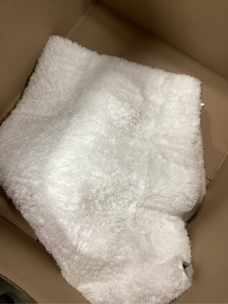 Condition photo showing New/Like New for White Fluffy Area Rug Bedroom: Shag Rugs for Bedroom -White Area Rug 5x7 Plush Fuzzy Carpet for Living Room,Christmas Rug White 5' x 7' (Rectangular)