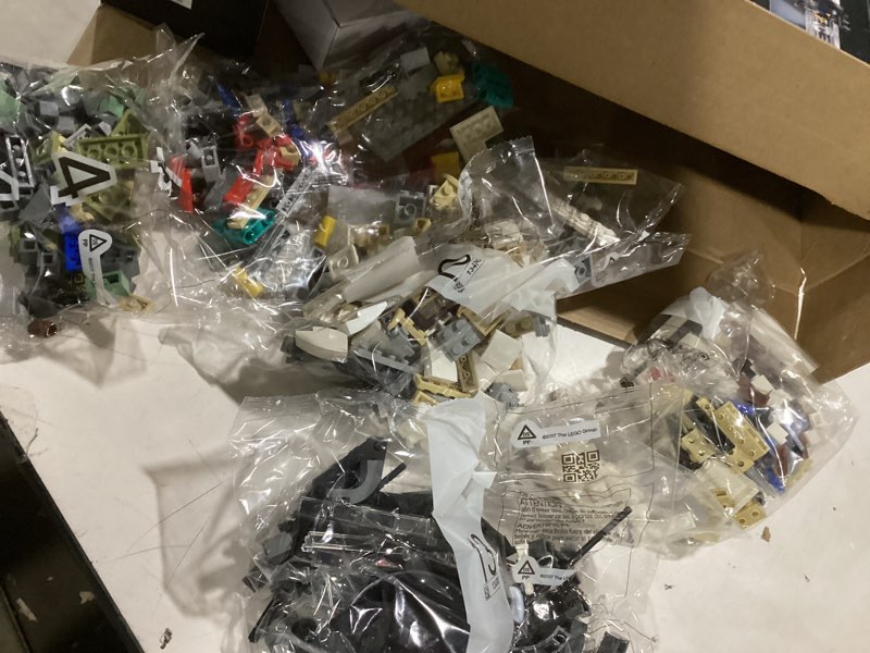 Condition photo showing Good Condition for LEGO Ideas Motorized Lighthouse 21335 Adult Model Building Kit, Complete with Rotating Lights, Quaint Cottage and a Mysterious Cave, Creative Gift Idea