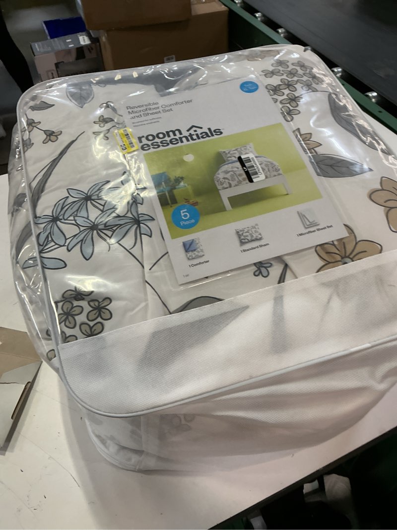 Condition photo showing Good Condition for twin/twin extra long printed comforter ivory/light blue/yellow & pillowcase