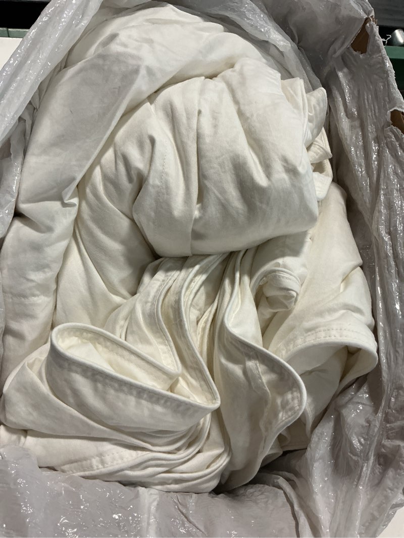 Condition photo showing Good Condition for lightweight premium down alternative duvet insert, king/cal king, white