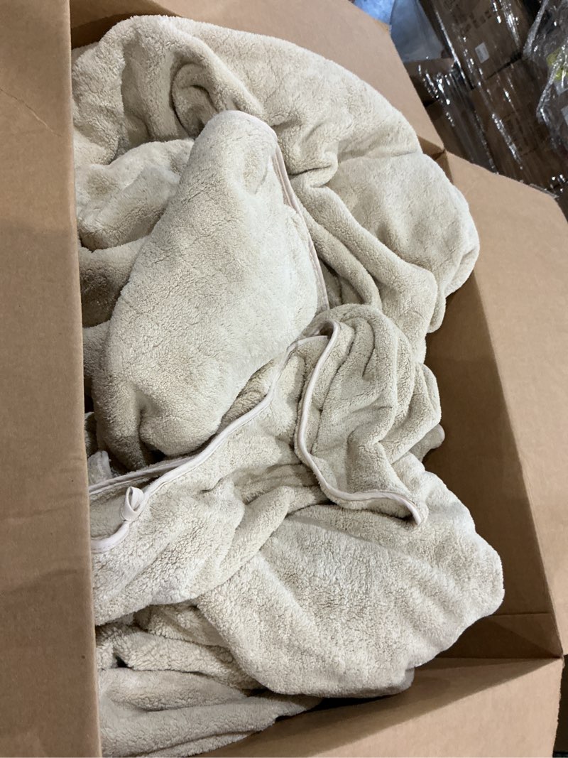 Condition photo showing Good Condition for 4 piece extra large bath towels set 35x70 inches - luxury 600 gsm oversized bath sheet towel,ultra soft microfiber - quick dry,highly absorbent shower towels spa hotel bathroom towel set (beige) beige 4 piece bath towel