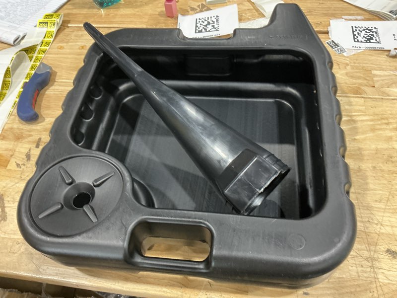 Condition photo showing Good Condition for scepter amkit01 15.5 quart oil drain pan with pour spout and 18-inch mechanics funnel kit for automotive fluids including engine oil, anti-freeze, transmission fluid and more, black
