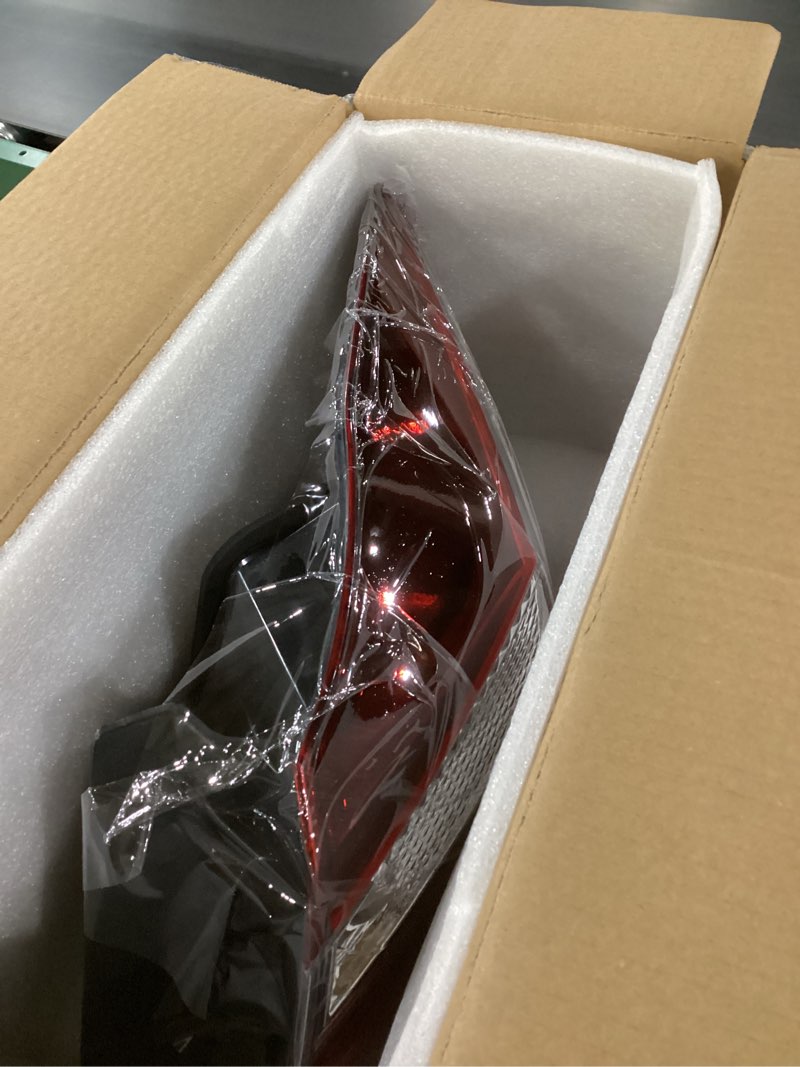 Condition photo showing New/Like New for GXYWADY Outer Tail Light Assembly Replacement for Accord 4DR 2016 2017 Passenger Right Side Tail Lamp Assembly Replacement for 33500T2AA21